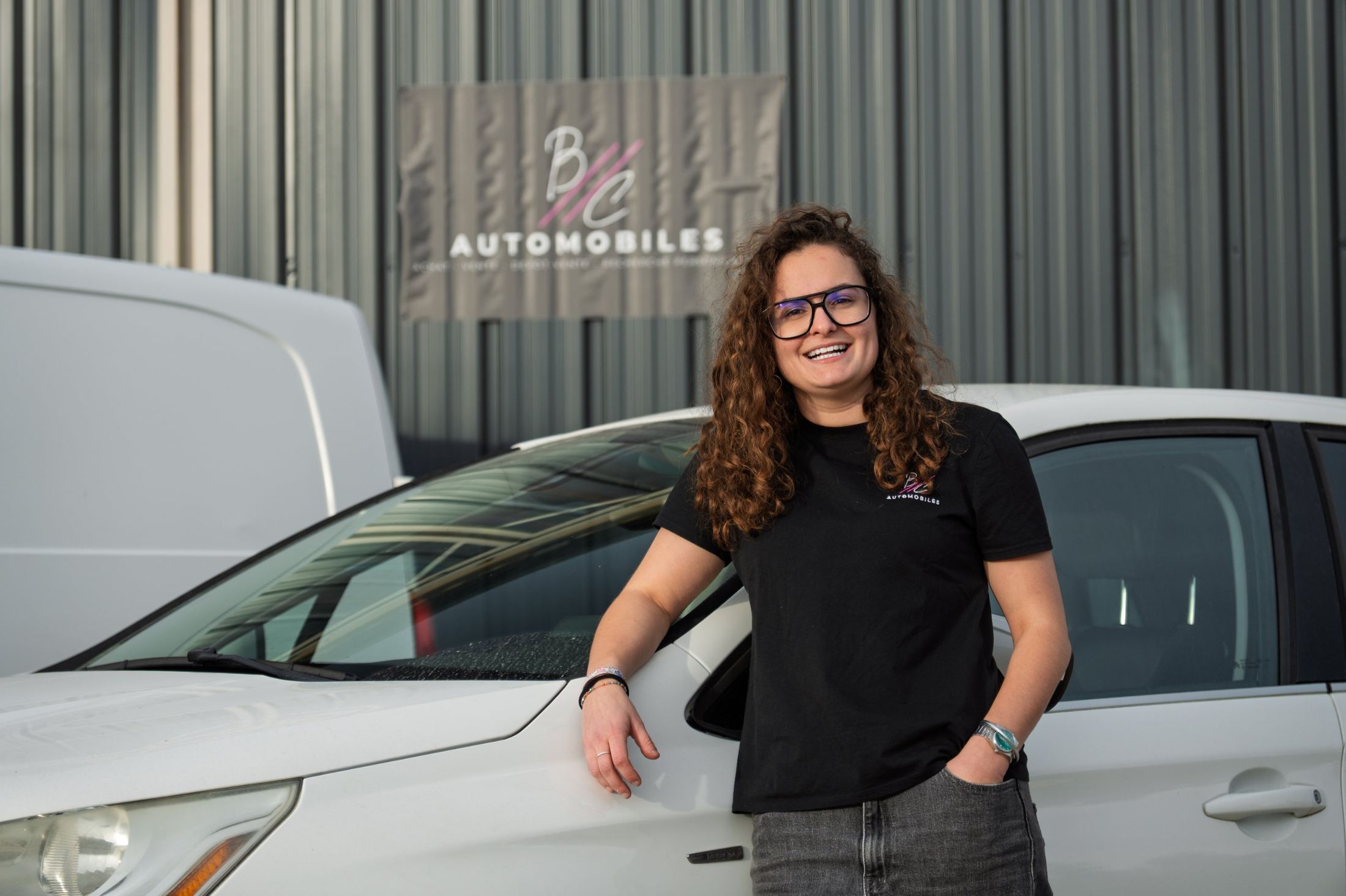 Carla, BC Automobiles, remet les clés d'un véhicule