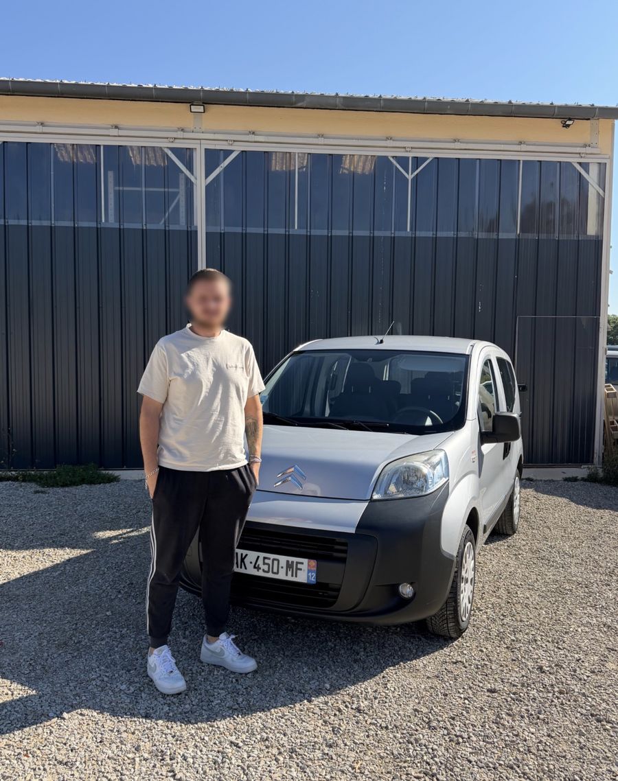 Client avec son Citroën Némo